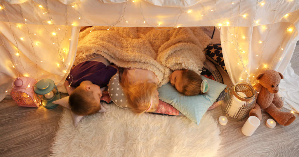 Imagem mostrando crianças em uma cabana com seus cobertores Infantil