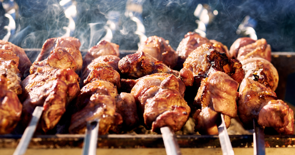 Imagem Mostrando Acessórios para Churrasco com Vários Espetinhos