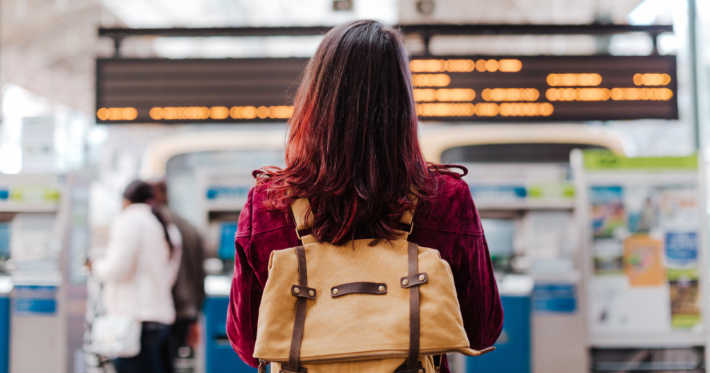 Imagem Representando Mochilas Femininas Elegantes e uma Viagem